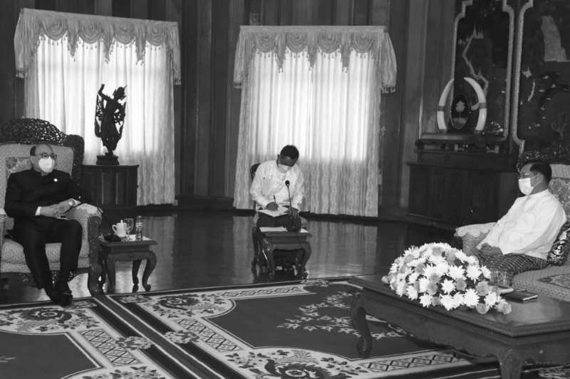 Indian Foreign Secretary Harsh Vardhan Shringla (left) met with Burmese Military Commander-in-Chief General Min Aung Hlaing on 23 December 2021.