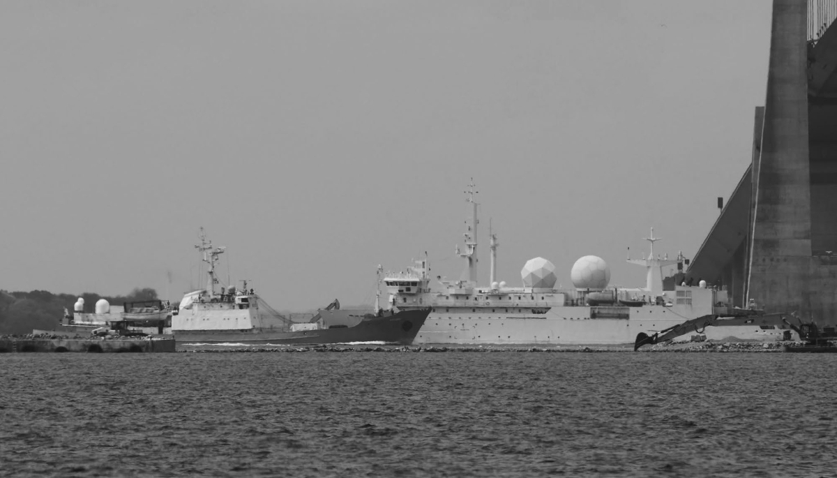 Russia's Kildin ship (left) encounters France's Dupuy-de-Lôme vessel in the Danish Straits in July 2026.