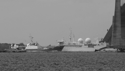 Russia's Kildin ship (left) encounters France's Dupuy-de-Lôme vessel in the Danish Straits in July 2026.