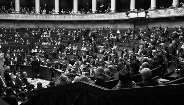 A petition signed by members of the French armed forces has called for Parliament to be consulted on France's involvement in Ukraine.