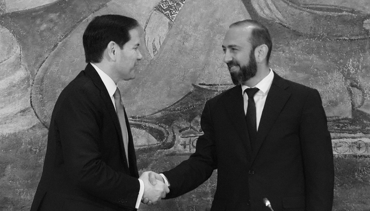 US Secretary of State Marco Rubio shakes hands with Armenian Foreign Minister Ararat Mirzoyan in Yerevan on 26 May 2026.