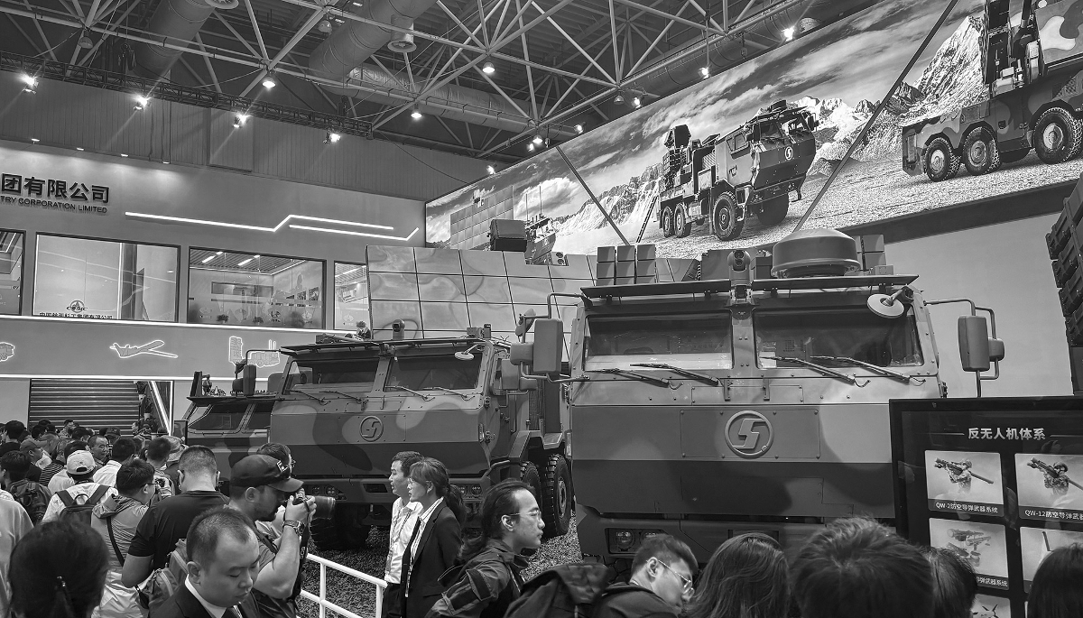 FK-4000 air defense weapon system, center; FK-3000, right, at the China International Aviation and Aerospace Exhibition, also known as or Airshow China or Zhuhai airshow (14 novembre 2024).