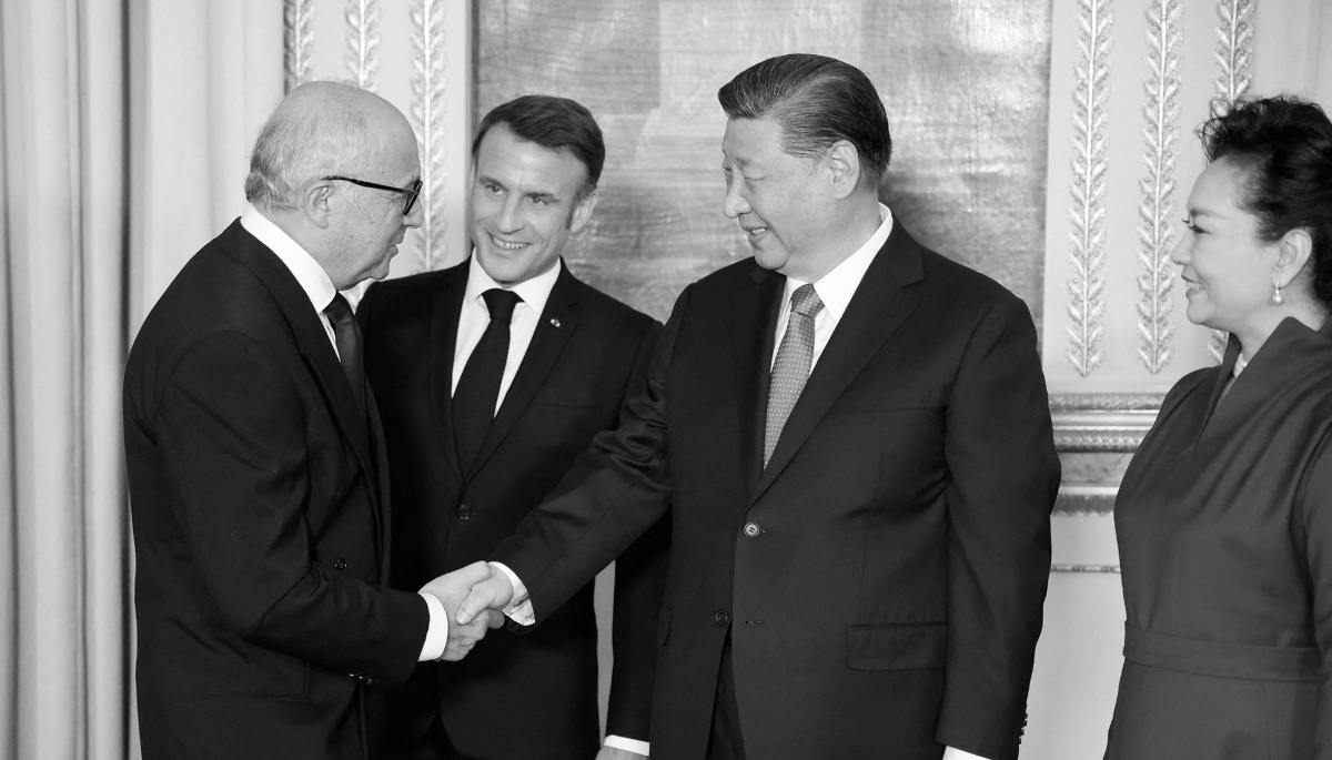 French ex-prime minister Laurent Fabius (L) shakes hands with Chinese President Xi Jinping in the presence of French President Emmanuel Macron (C) ahead of an official state dinner at the presidential Elysée palace in Paris, France, on 6 May 2024. 