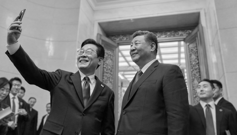 South Korean President Lee Jae-myung (left) takes a selfie with his Chinese counterpart Xi Jinping in Beijing, 5 January 2026.