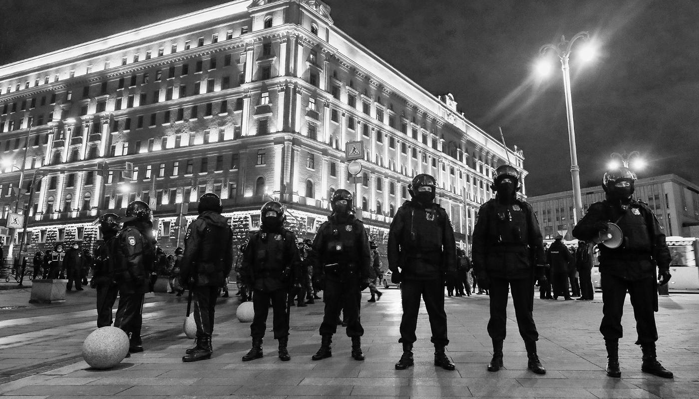Police officers standing in front of the Federal Security Service headquarters in Moscow, on 21 April 2021.