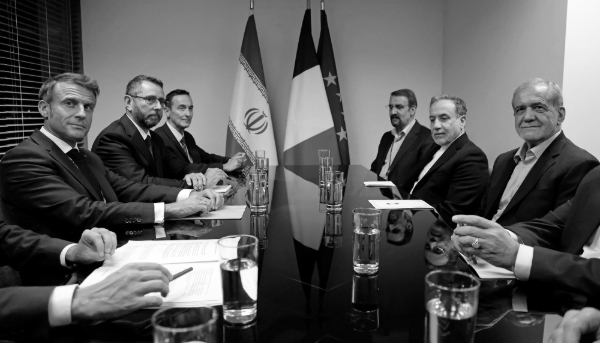 French President Emmanuel Macron (l.) and Iran's President Masoud Pezeshkian (r.) at the United Nations headquarters in New York City on September 24, 2024.