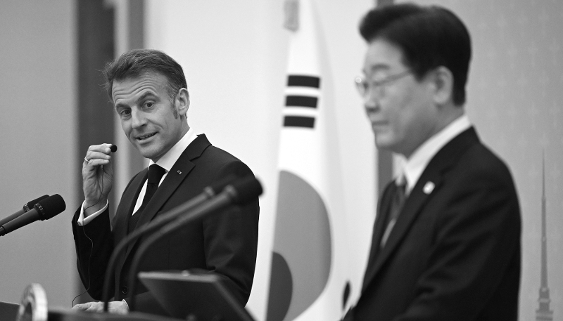 French President Emmanuel Macron (left) listens to South Korean President Lee Jae Myung during a press conference in Seoul, on 3 April 2026.
