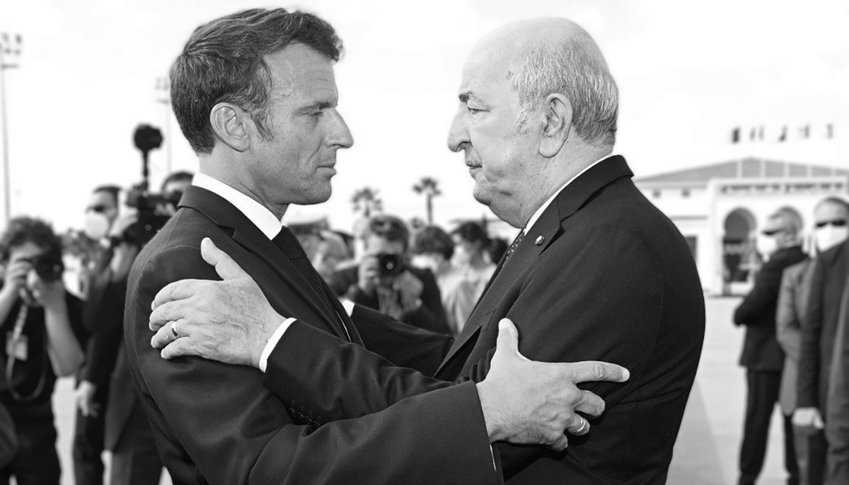 Algerian President Abdelmadjid Tebboune (right) and his French counterpart Emmanuel Macron (left) at Houari Boumediene international airport in Algiers on 27 August 2022. 