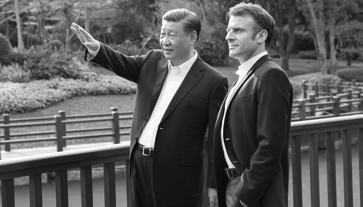 Chinese President Xi Jinping and his French counterpart Emmanuel Macron at the Pine Garden in Guangzhou, in China's Guangdong province, on 7 April 2023. 