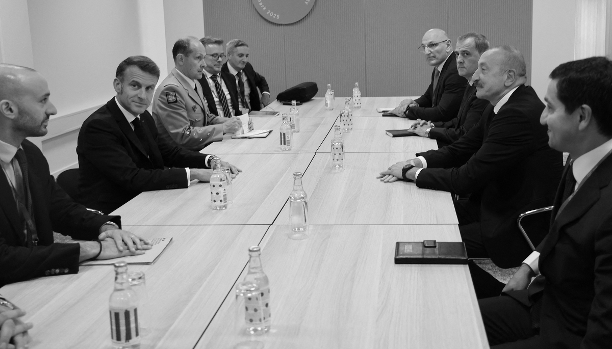 French President Emmanuel Macron and his Azerbaijani counterpart Ilham Aliyev in Copenhagen, on 2 October 2025.