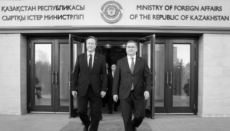 British Foreign Secretary David Cameron (left) met Kazakh counterpart Murat Nurtleu in Astana on 24 April 2024.