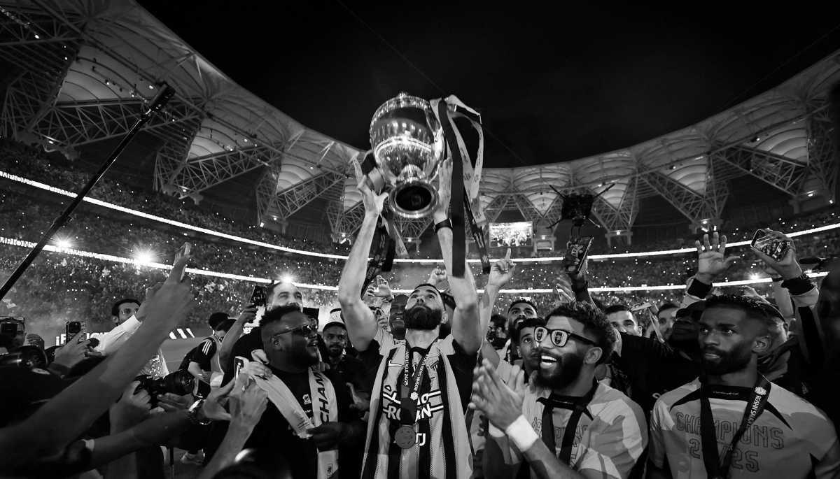Karim Benzema of Al-Ittihad lifts the trophy after winning the Saudi Pro League on 26 May 2025 in Jeddah, Saudi Arabia.