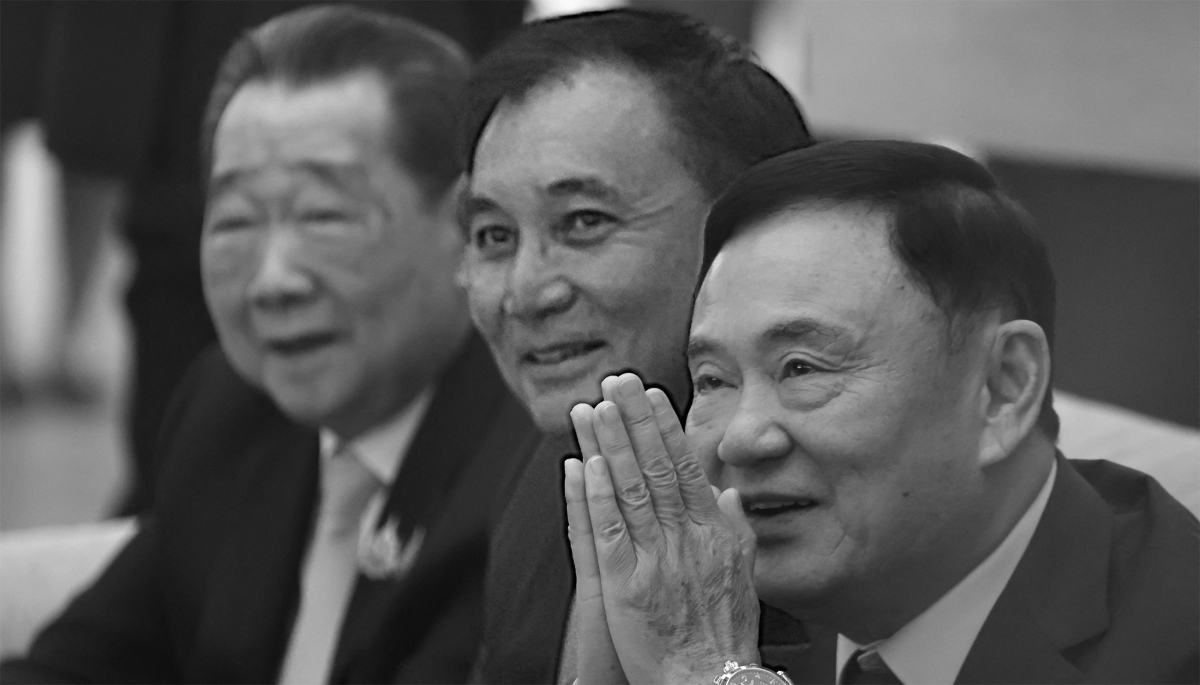 Gulf Energy Development CEO Sarath Ratanavadi (centre) alongside former Thai Prime Minister Thaksin Shinawatra (right) and former Charoen Pokphand Group chairman Dhanin Chearavanont on 22 August 2024.