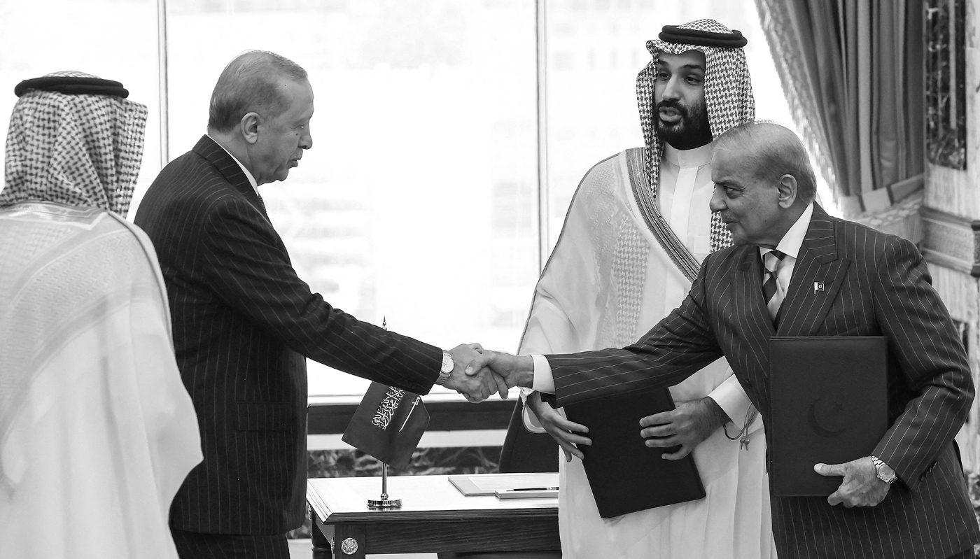 Turkey's President Recep Tayyip Erdogan (L) shaking hands with Pakistan’s Prime Minister Shehbaz Sharif as Saudi Arabia's Crown Prince Mohammed bin Salman (2nd R) looks on, following the signing of a joint defence agreement in Mecca, on 7 August 2026.