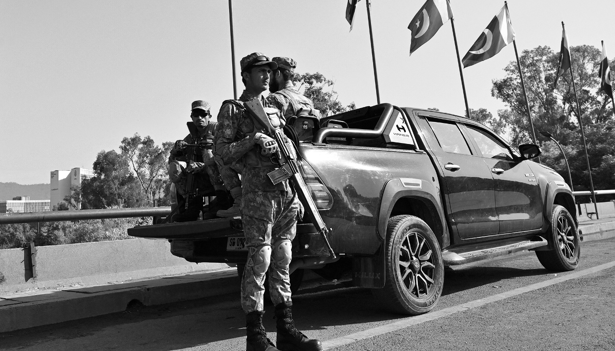 Pakistani soldiers guard a closed road in Islamabad's Red Zone where peace negotiations between the United States and Iran are being held, photo taken on 25 April 2026.