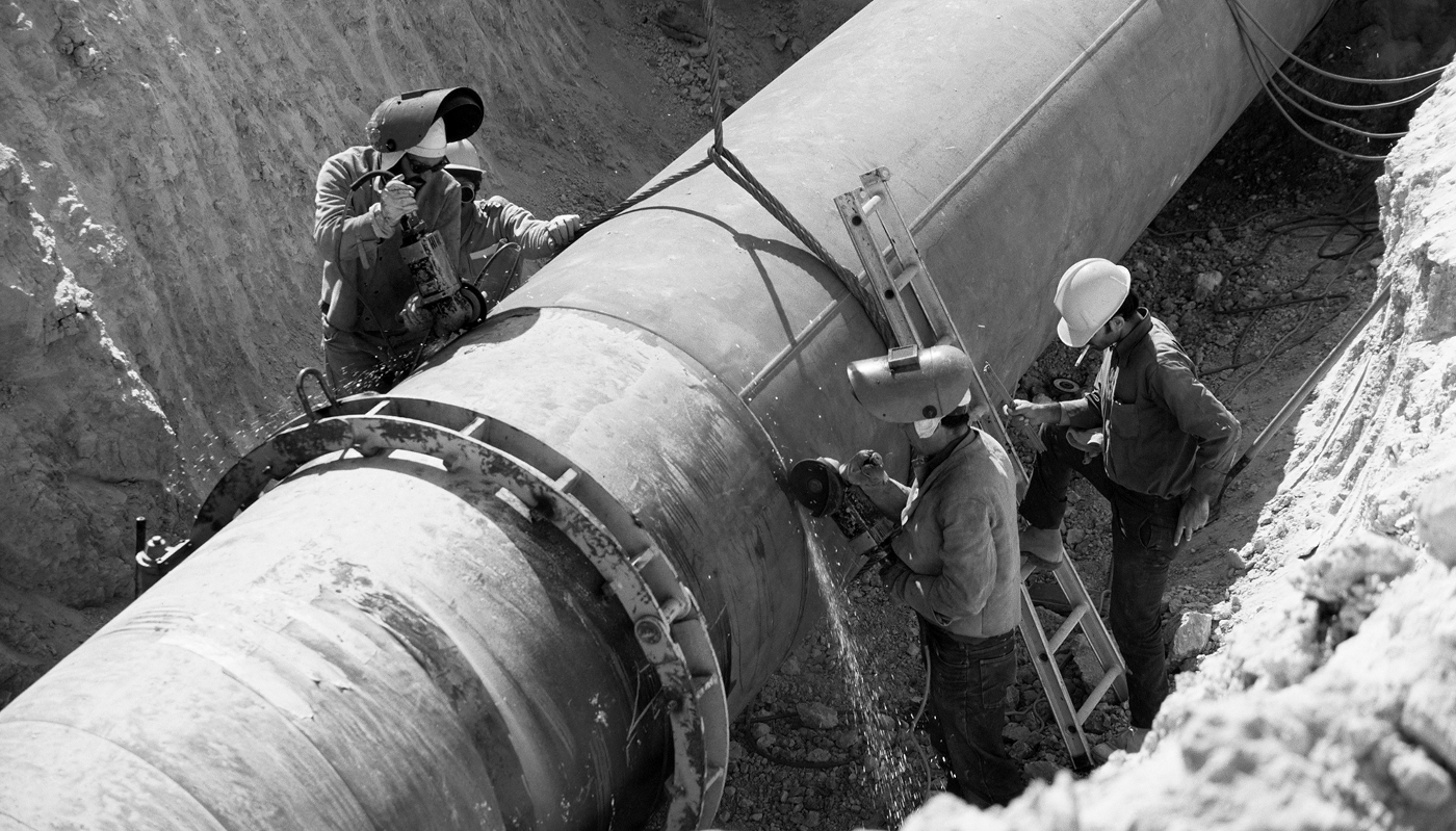 Maintenance operation on a gas pipeline in Saudi Arabia, on September 2015.
