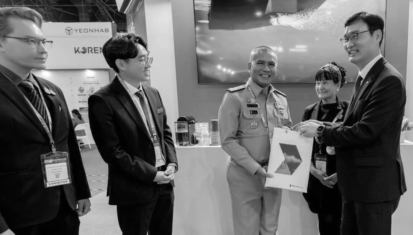 Thai Admiral Pairote Fuangchan (centre) and Walaiporn Dechapongphan with Hyundai Heavy Industries representatives at the Defense & Security exhibition in Bangkok, in November 2025.