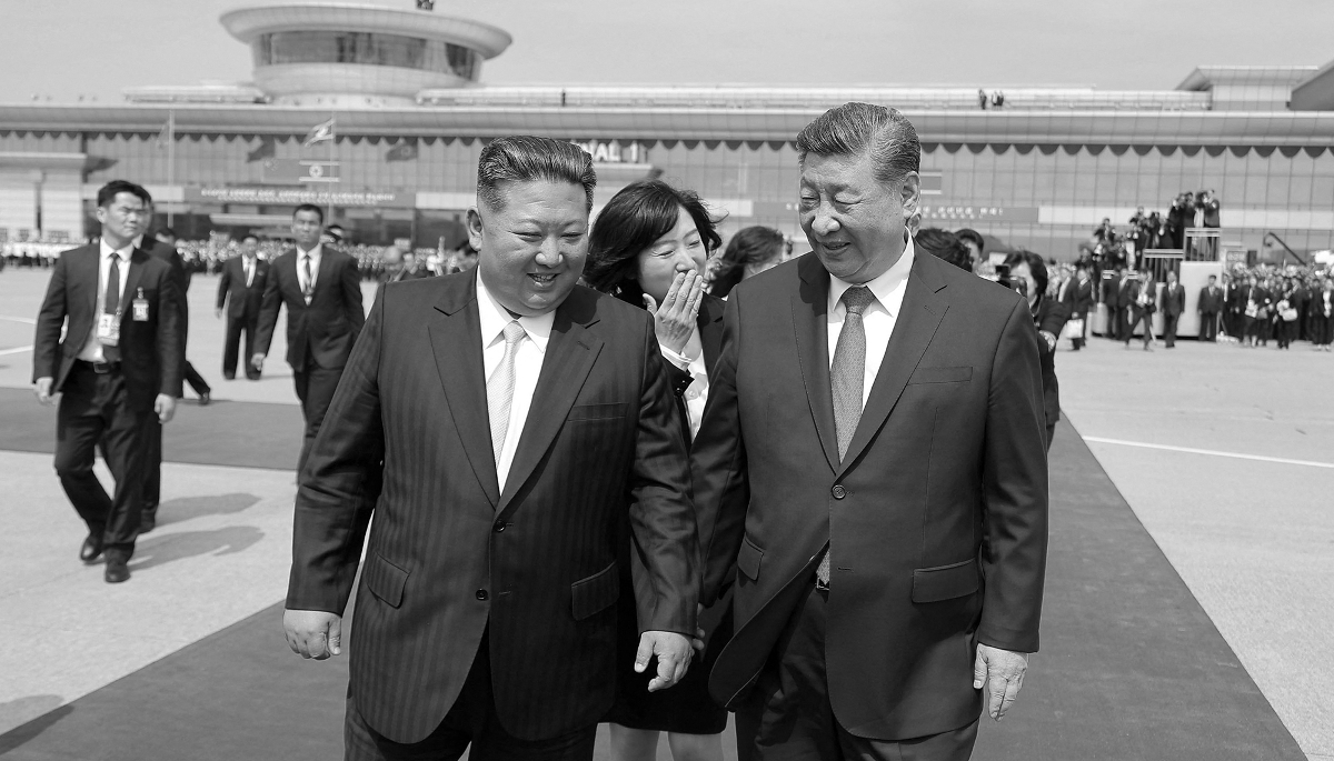 North Korean leader Kim Jong-un and his Chinese counterpart Xi Jinping at Pyongyang airport, on 9 June 2026.