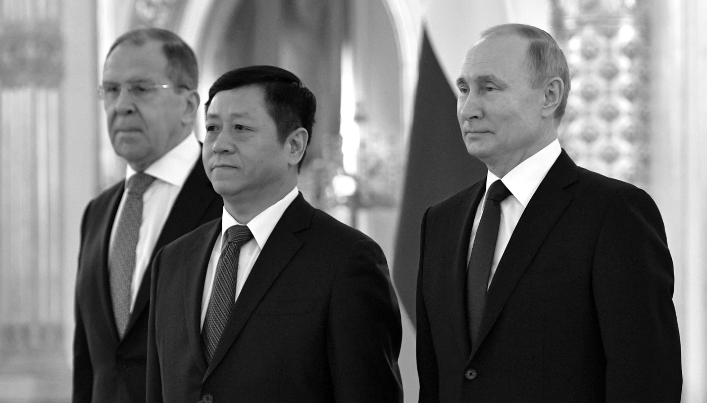 (From left to right) Russian Foreign Minister Sergei Lavrov, Chinese Ambassador to Russia Zhang Hanhui and Russian President Vladimir Putin in Moscow on 5 February 2020.