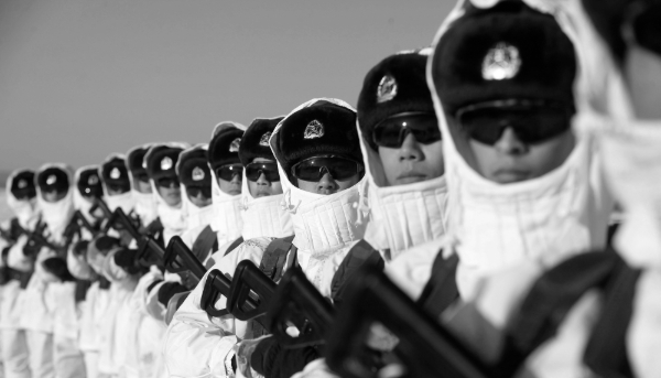 Chinese People's Liberation Army (PLA) recruits patrolling the China-Russia border in Heilongjiang province, a sensitive area where the CCP plans to step up protection of key military-industrial facilities, 27 December 2015. 