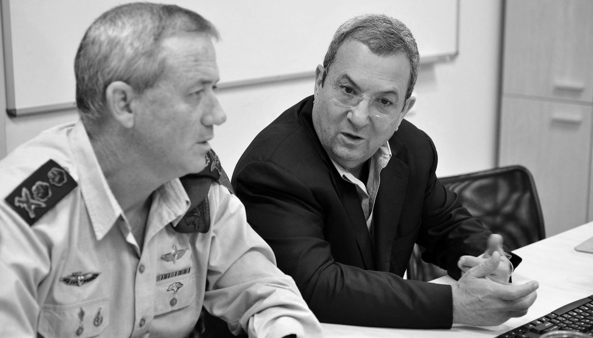 Ehud Barak (right) and Benny Gantz, 18 October 2011.