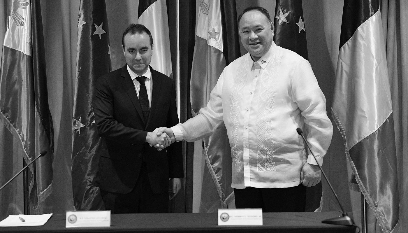 French Armed Forces Minister Sébastien Lecornu and Philippine Defence Minister Gilberto Teodoro Jr shake hands during a press conference in Manila on 2 December 2023.