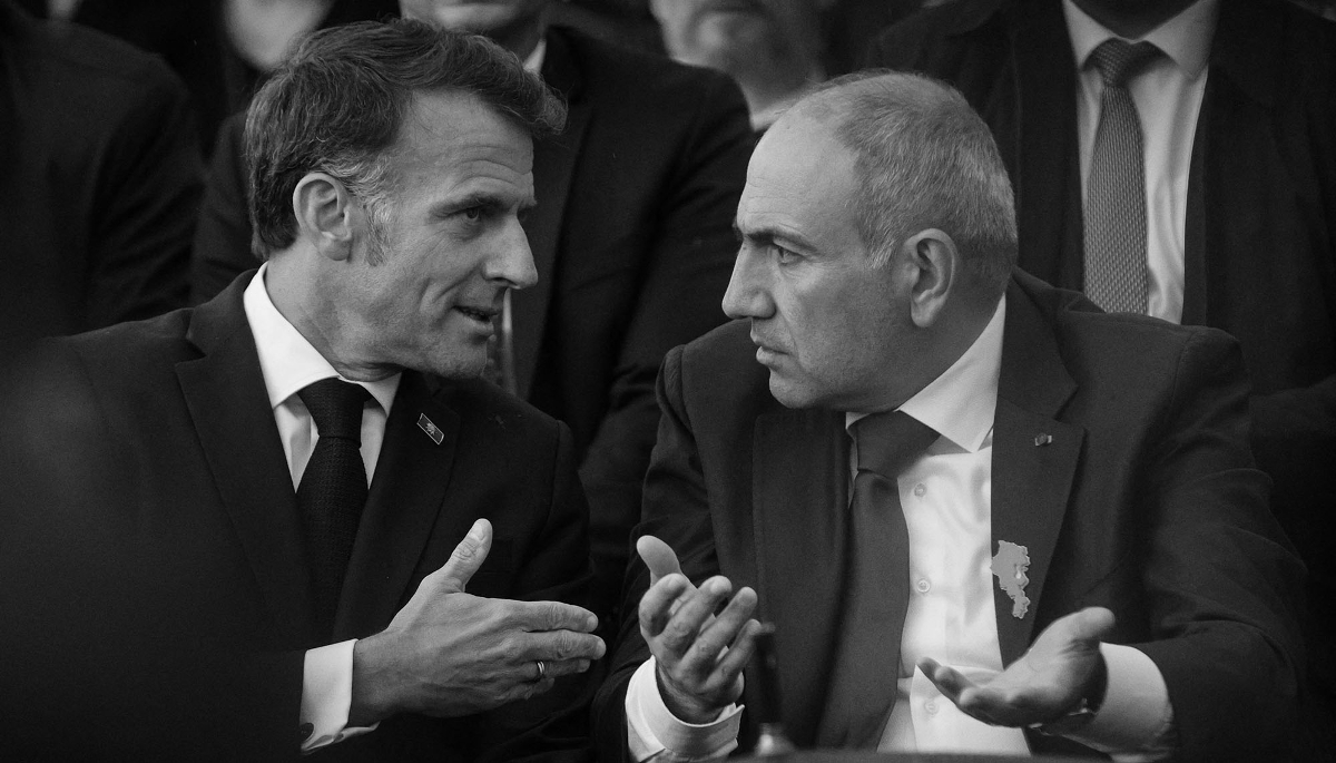 French President Emmanuel Macron (left) and Armenian Prime Minister Nikol Pashinyan (right), in Yerevan, on 5 May 2026.