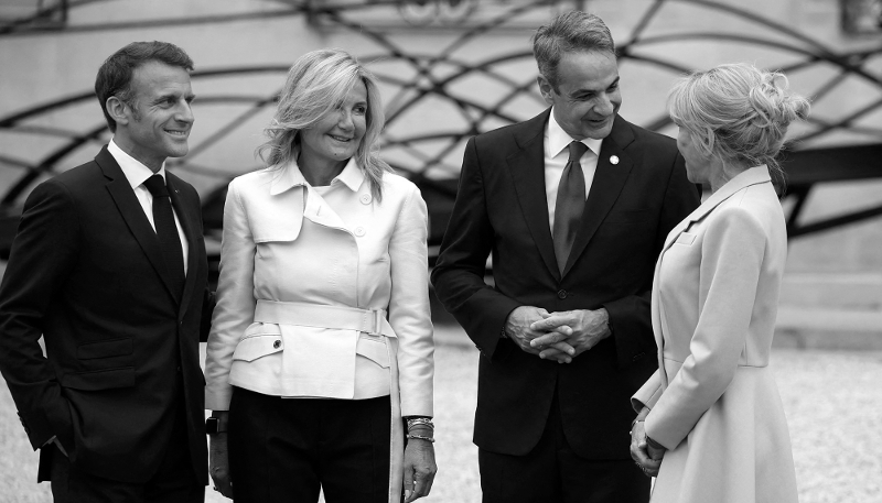 French President Emmanuel Macron (L) and his wife Brigitte (R) pose with Greek Prime Minister Kyriakos Mitsotakis (second from right) and his wife Mareva Grabowska in Paris, on 26 July 2024.