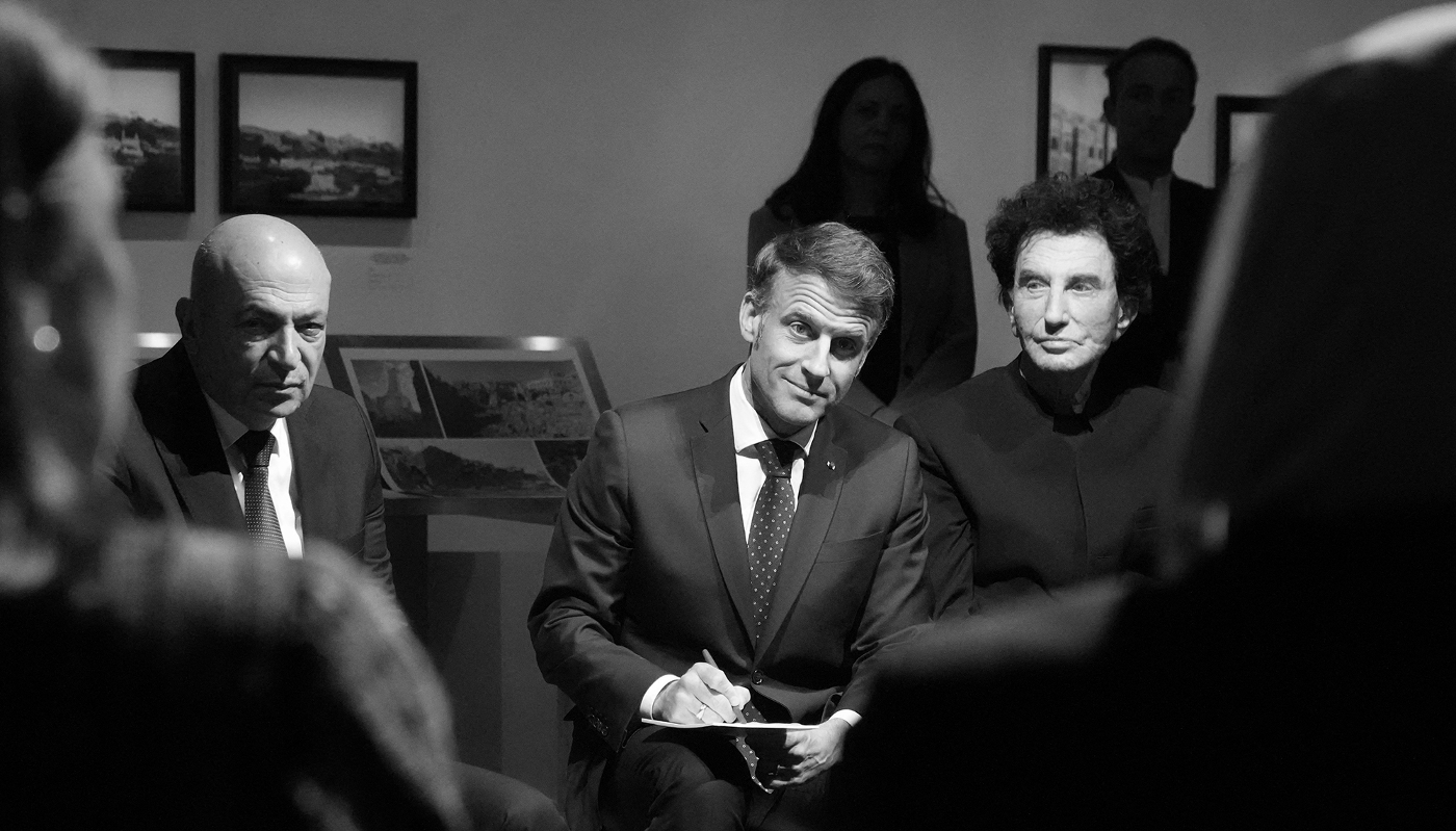 French President Emmanuel Macron and the president of the Arab World Institute Jack Lang (R) in Paris, on 14 April 2025.
