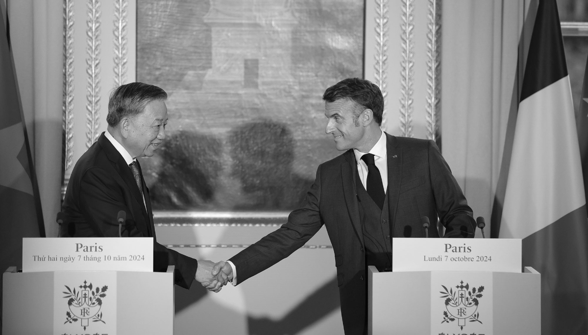 Vietnamese President Tô Lâm and his French counterpart Emmanuel Macron shake hands during a joint press conference at the Élysée Palace, 7 October 2024.