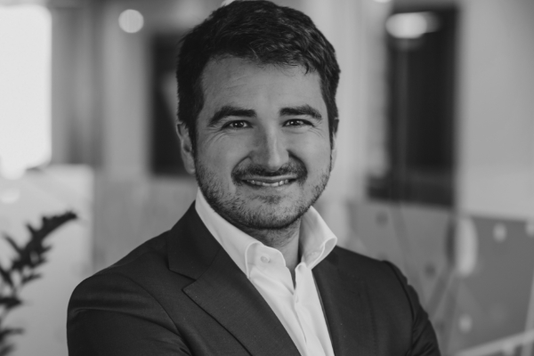 Arnaud Castaignet is involved in several initiatives which focus on bridging the needs of the Ukrainian military in non-lethal equipment.