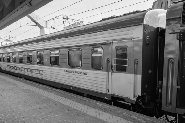 Mikhail Ryabinovich had launched in 2005 the Grand Express, linking Moscow to St. Petersburg. He sold it in 2019 to TKS, which then established itself in Crimea.