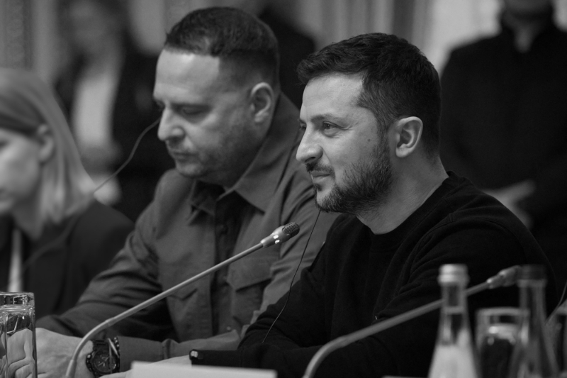 Andriy Yermak, head of Bankova, and Ukrainian President Volodymyr Zelensky.