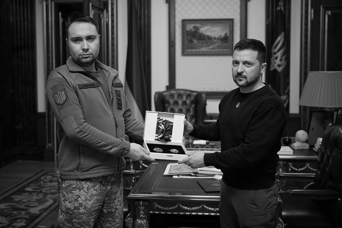 Ukrainian President Zelensky (right) received the medals of the Order of Honour of the Nation of the Chechen Republic of Ichkeria and the Order of Dzhokhar Dudayev, 12 April 2023.