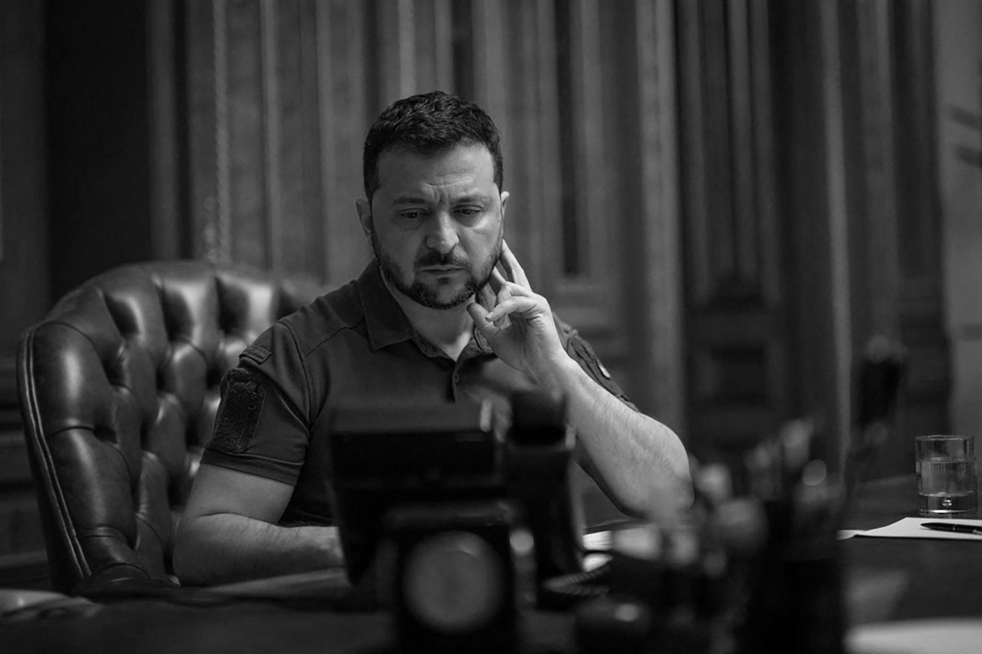 Ukrainian President Volodymyr Zelensky talking on the phone to the Chinese president, on 26 April 2023.