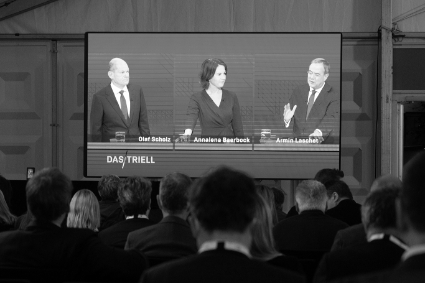 Seen on the screen from left to right are Olaf Scholz (SPD, left), Annalena Baerbock (Bündnis90/Die Grünen) and Armin Laschet (CDU).
