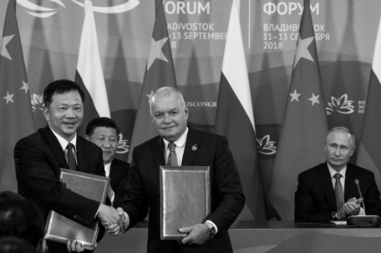 Shen Haixiong (left) and Dmitry Kisseliev signing a cooperation agreement on the sidelines of the Eastern Economic Forum on 11 September.
