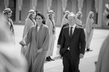The UAE's Mariam Hareb Almheiri with German Chancellor Olaf Scholz, Abu Dhabi, 25 September 2022.