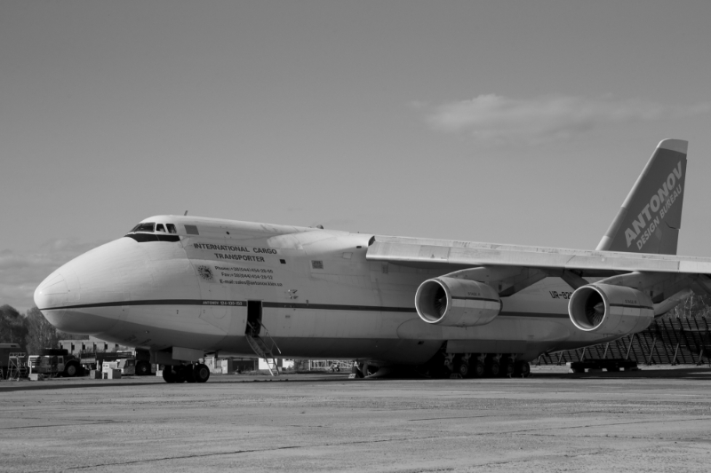 The Russian An-124 cargo planes represent a strategic issue for the French army.