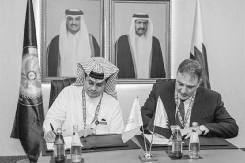 Abdullah Hassan Al Khater (Barzan) and J-F Ricci (AKKA) sign an agreement.
