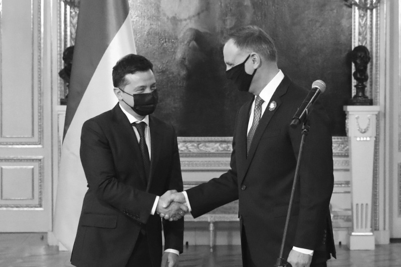 Ukrainian President Volodymyr Zelensky (L) and his Polish counterpart Andrzej Duda (R) in Warsaw, Poland, 3 May 2021.