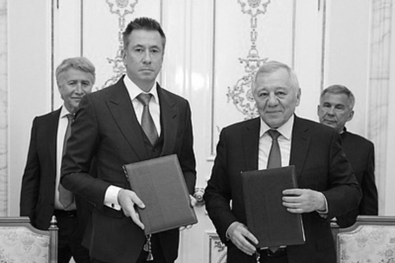 President of the Republic of Tatarstan Rustam Minnikhanov, chairman of the Board at Sibur Holding Dmitry Konov, chairman of the Board of Directors at TAIF Albert Shigabutdinov and Leonid Mikhelson, chairman of the Board of Directors at Sibur Holding, during a ceremony to sign an agreement on the merger between Sibur Holding and TAIF, at Kazan, 24 September.