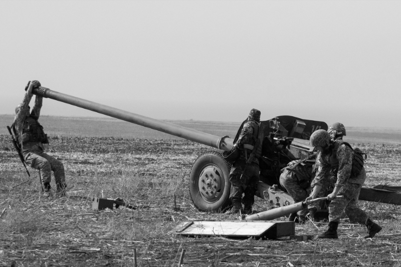 Ukrainian servicemen prepare a howitzer during a training session on the shooting range, near the eastern city of Mariupol, Ukraine, 22 September 2015.