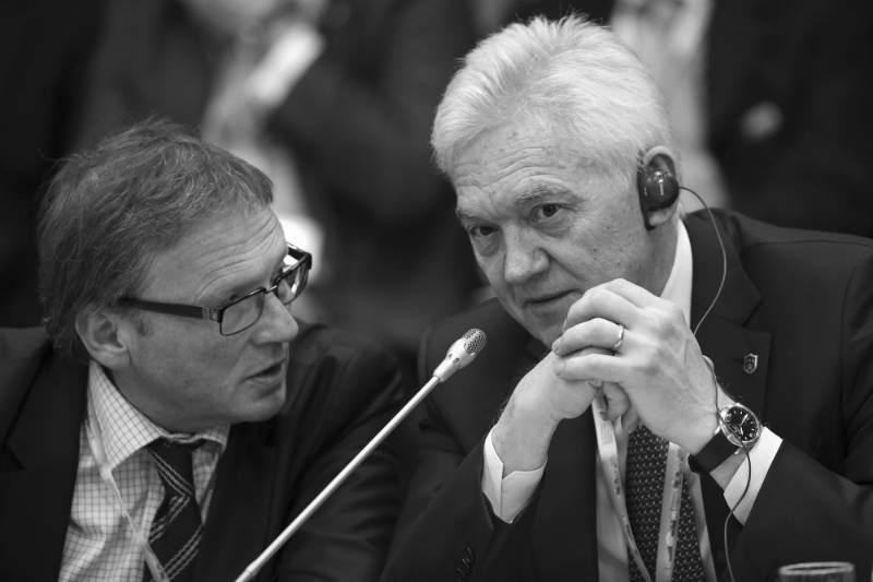 Gennady Timchenko (r.) listens to Boris Titov at a session of the St. Petersburg International Economic Forum in 2014.