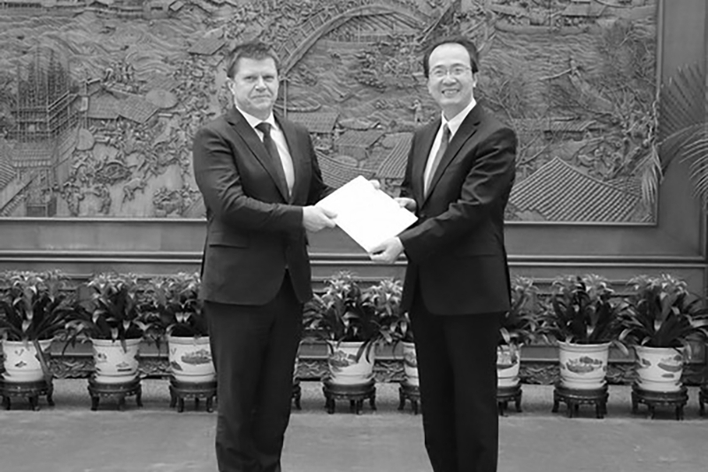 Yury Senko, the ambassador of Belarus to China, with Lei Hong, Director-General of the Protocol Department of the Foreign Ministry.
