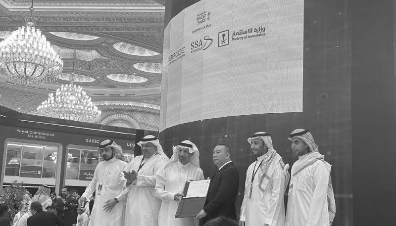 Hong Kong Aerospace Technology Group co-chairman Feng Quan Sun (third right) received an aerospace licence from Saudi Investment Minister Khalid al-Falih (third left) at a ceremony held as part of the FII New Compass conference in Riyadh on 25 October 2023.