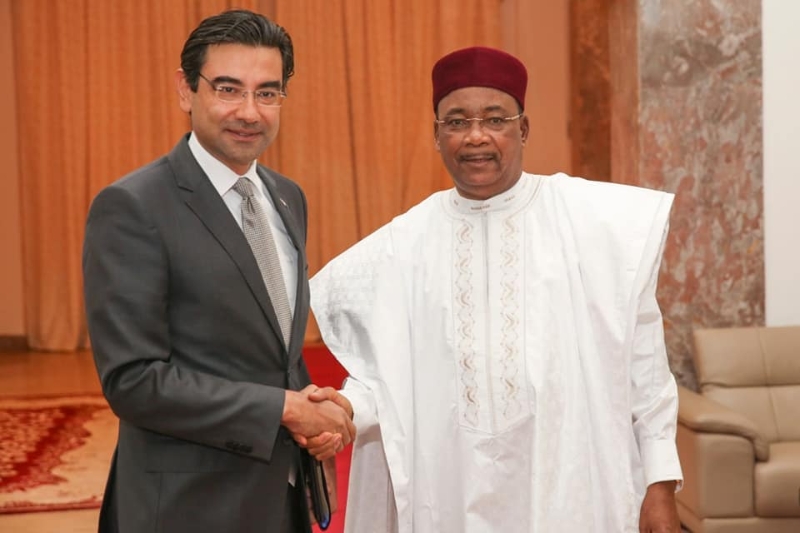 Turkish Ambassador to Niger Mustafa Türker Ari with President Mahamadou Issoufou, in February 2020.