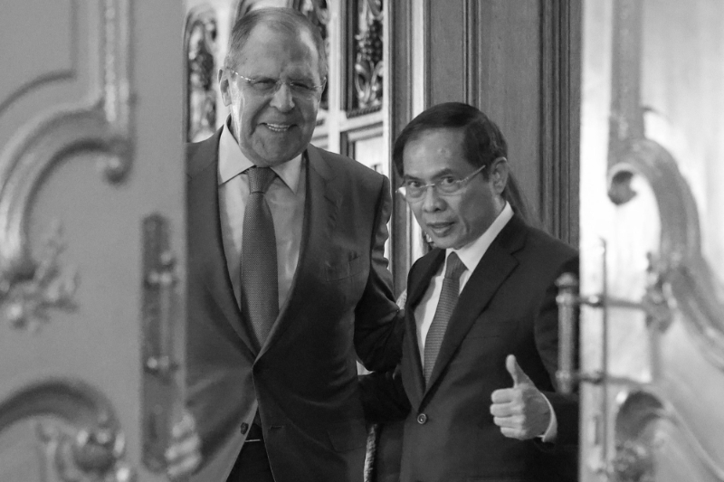 Russian foreign affairs minister Serguei Lavrov with his Vietnamese counterpart Bui Thanh Son.