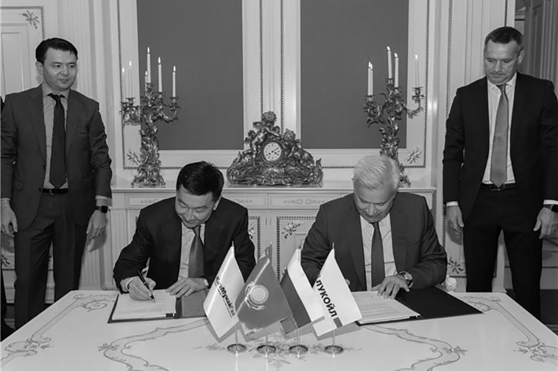Vagit Alekperov, President of Lukoil, and Alik Aidarbayev of JSC NC KazMunayGas (KMG) signing an agreement on the Al-Farabi Project of the Caspian Sea, 8 October 2020..