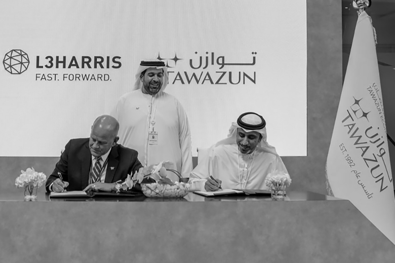 Gary Rosholt, Vice President UAE, of L3Harris and Abdullah Al Awani, Executive Director, Economic Program of Tawazun signing two Term Sheets for a collaboration at Tawazun Stand at Umex Simtex 2022, on 22 February.
